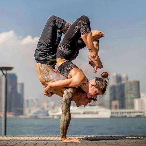 Cùng nhau đắm mình trong những động tác Yoga đôi hòa quyện, tạo nên một không gian đầy yên bình và ấm áp. Xem hình ảnh Yoga đôi để cảm nhận sự thư giãn và đậm chất tình bạn.